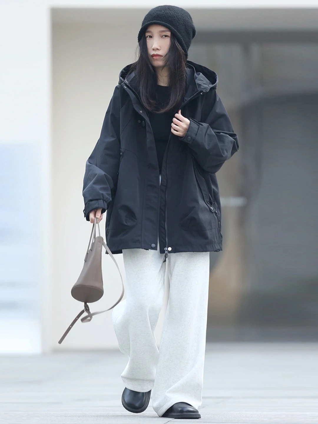 Стильная женская демисезонная куртка Bla Workwear с капюшоном, свободного кроя, из нейлона, с регулируемым подолом на шнурке
Стильная женская демисезонная куртка Bla Workwear с капюшоном, свободного кроя, из нейлона, с регулируемым подолом на шнурке