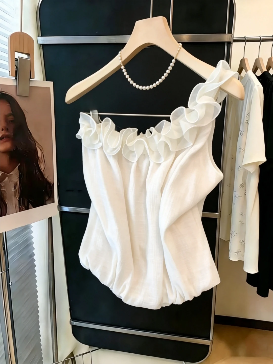 Elegant French Style off Shoulder Sleeveless Women's Top Beautiful Lace Trim Chiffon Summer Fashion Outerwear
Elegant French Style off Shoulder Sleeveless Women's Top Beautiful Lace Trim Chiffon Summer Fashion Outerwear
