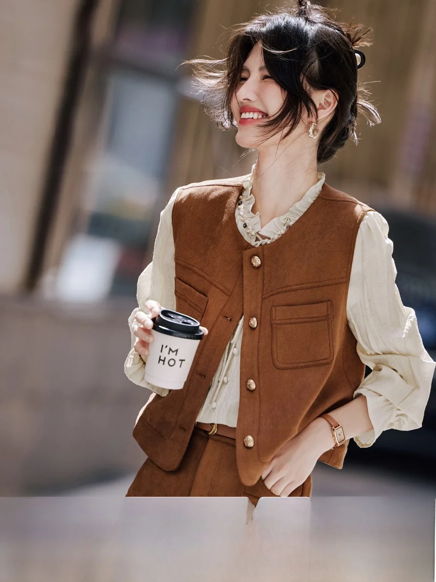 ang Jing Suede Vest Outerwear Women's Autumn 2025 Casual Golden Button Svel Top Commute Sle ort Length Polyester ...
ang Jing Suede Vest Outerwear Women's Autumn 2025 Casual Golden Button Svel Top Commute Sle ort Length Polyester ...
