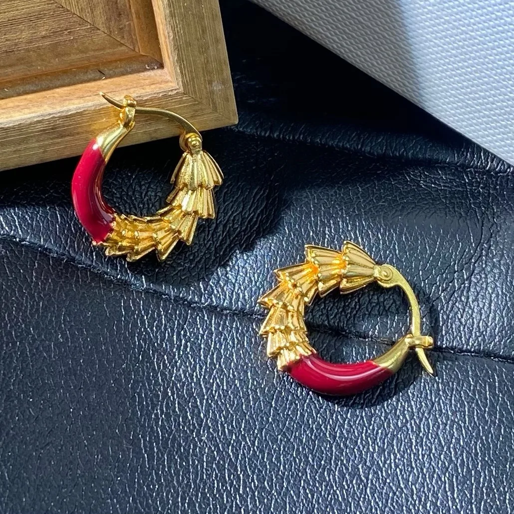 European and American wine red enamel dragon scale color contrast round earrings
European and American wine red enamel dragon scale color contrast round earrings