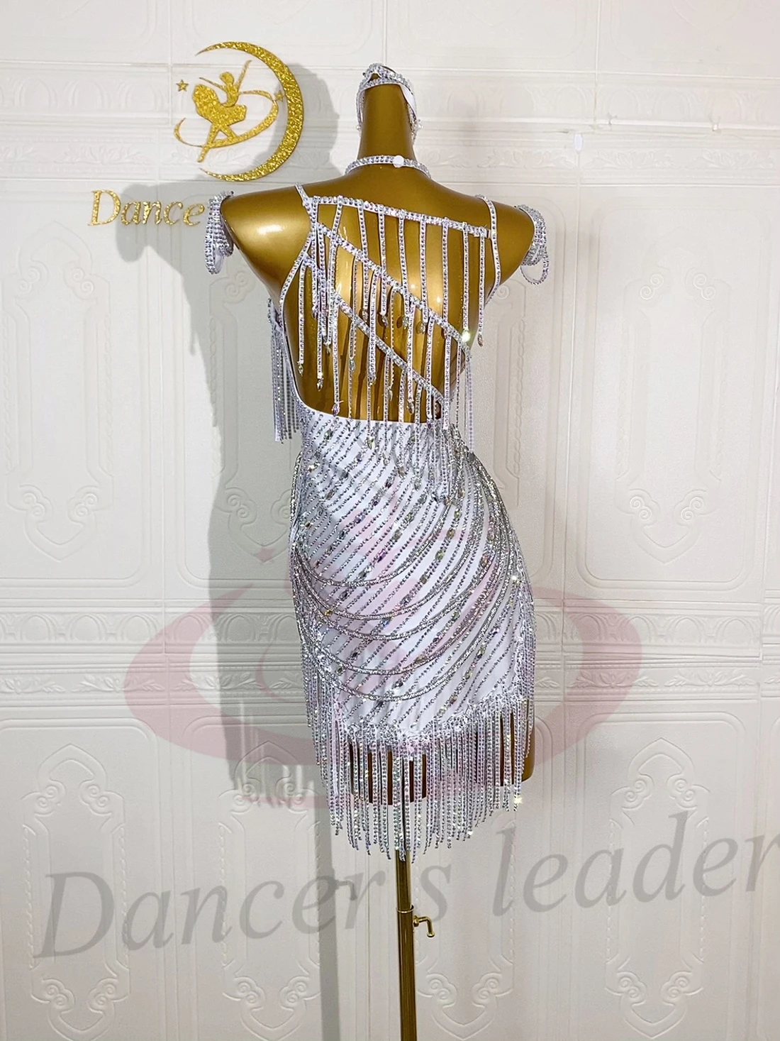 Платье для выступлений из латинских танцоров для взрослых и детей, высококачественное платье с кристаллами и цепочкой на заказ, танго, самба, AB, каменное платье
Платье для выступлений из латинских танцоров для взрослых и детей, высококачественное платье с кристаллами и цепочкой на заказ, танго, самба, AB, каменное платье