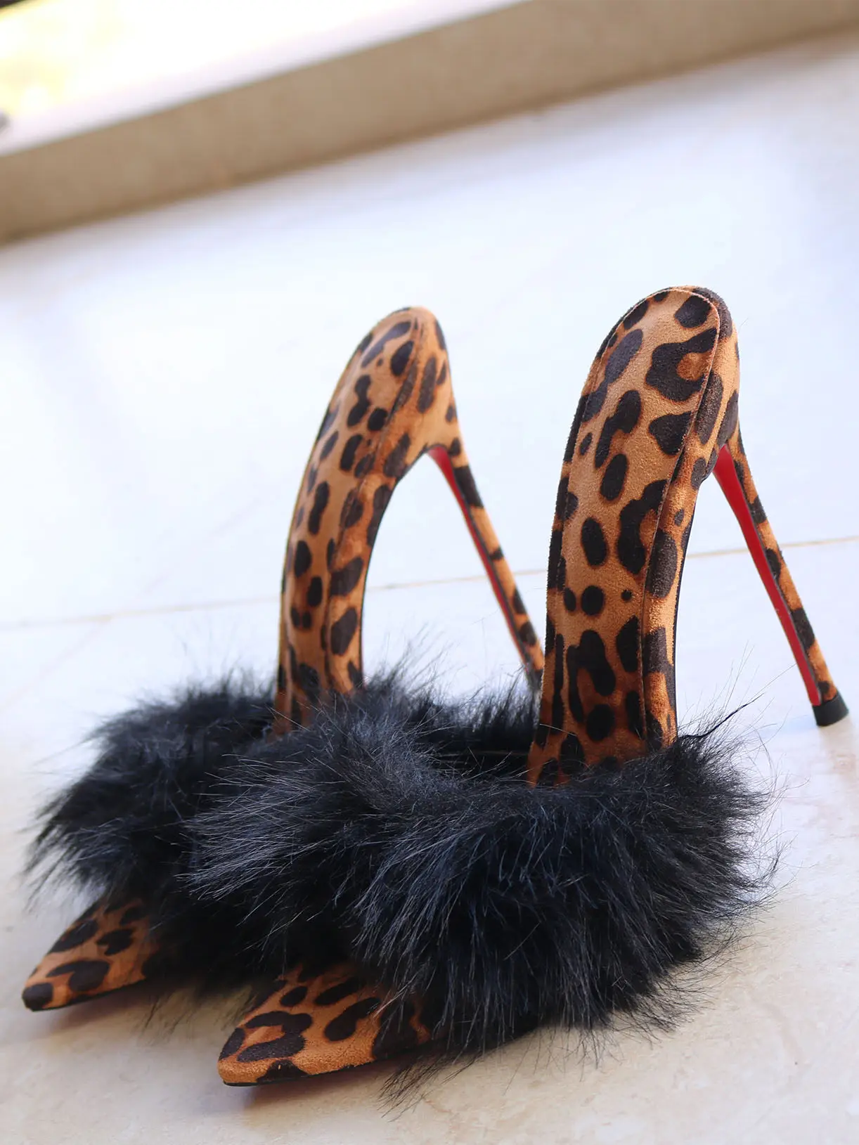 Summer new leopard print fur high-heeled slippers, one line drag, shallow mouth, sexy slim heel
Summer new leopard print fur high-heeled slippers, one line drag, shallow mouth, sexy slim heel