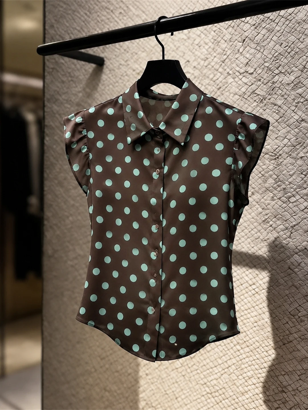 Retro Korean Style Neck Polka Dot Shirt Summer Casual Elegant High-End Feeling Women's Top Short Sleeve Commute Style
Retro Korean Style Neck Polka Dot Shirt Summer Casual Elegant High-End Feeling Women's Top Short Sleeve Commute Style