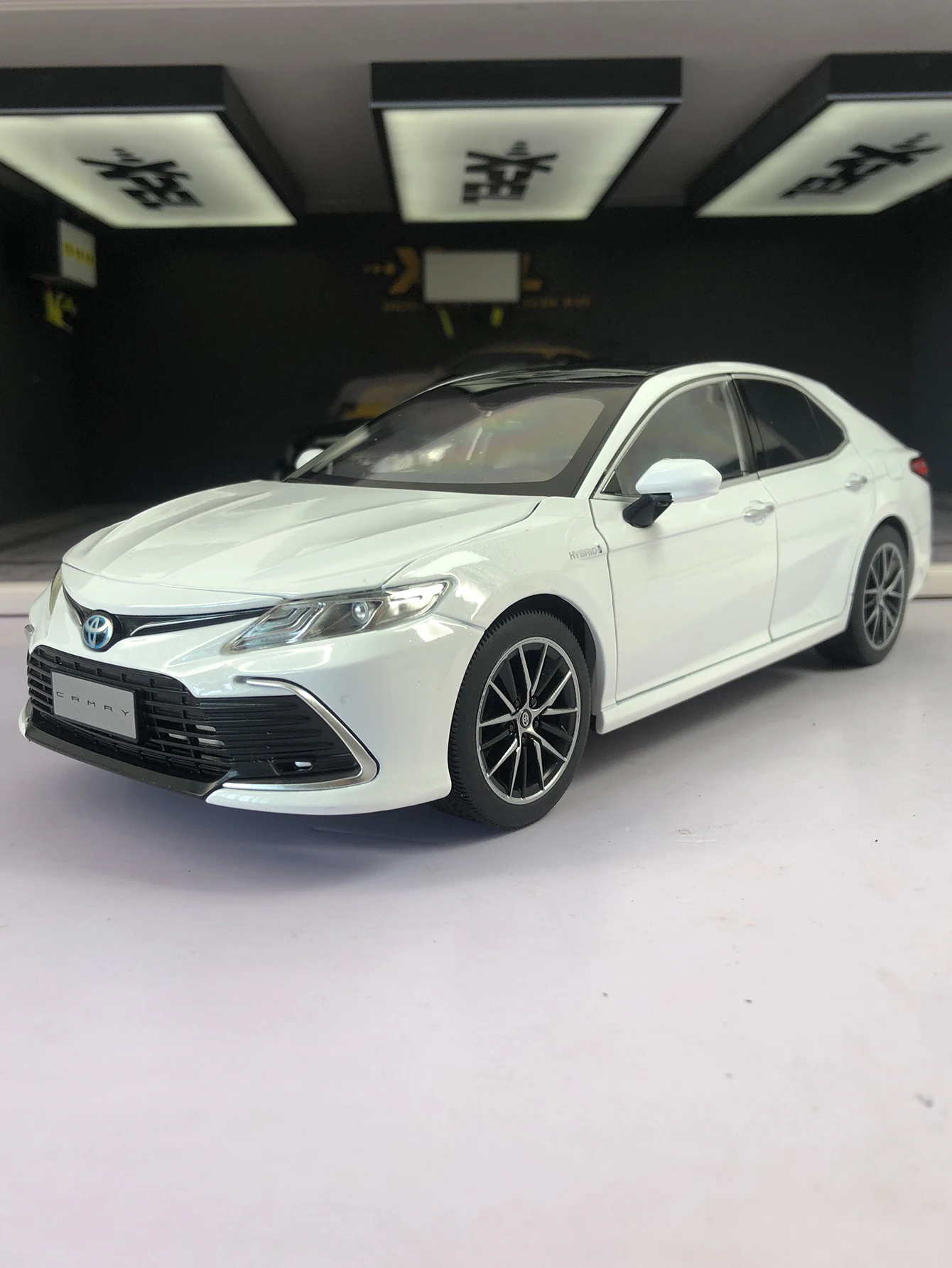 Модель автомобиля Toyota Camry Heimanba 1:18 из цинкового сплава, статическая декоративная модель, металлическая коллекционная машинка в подарок
Модель автомобиля Toyota Camry Heimanba 1:18 из цинкового сплава, статическая декоративная модель, металлическая коллекционная машинка в подарок