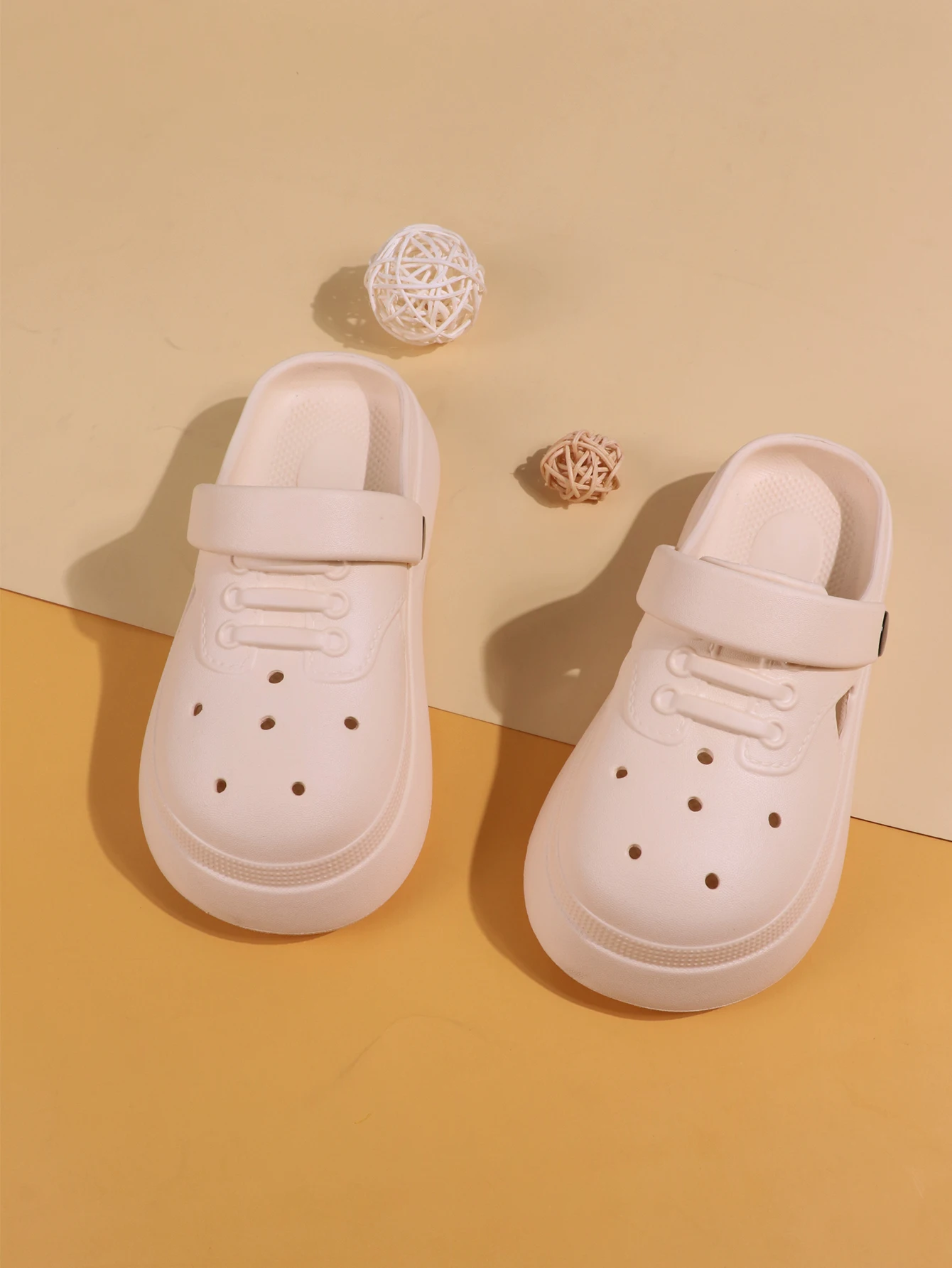 A Pair of White Clogs for Boys and Girls, Non-Slip, Comfortable and Wear-Resistant
A Pair of White Clogs for Boys and Girls, Non-Slip, Comfortable and Wear-Resistant