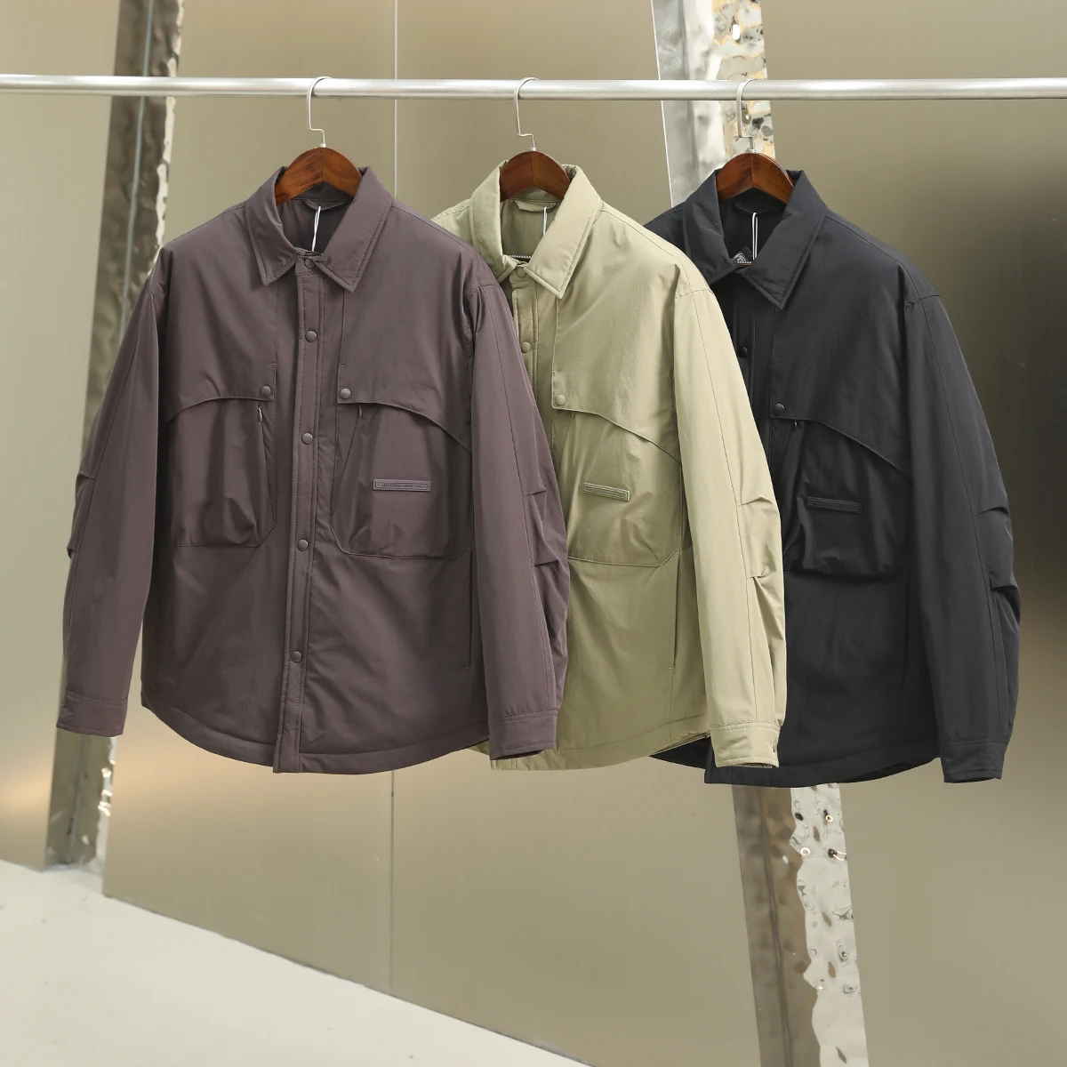 Ретро-куртка в рабочем стиле с высоким воротником, очень теплая, с наполнителем из 90% пуха, для мужчин, модная, городская, ветрозащитная
Ретро-куртка в рабочем стиле с высоким воротником, очень теплая, с наполнителем из 90% пуха, для мужчин, модная, городская, ветрозащитная