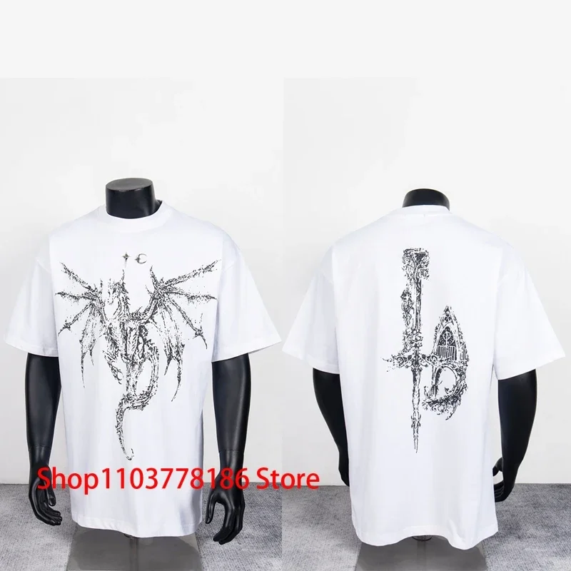 THUG CLUB Short Sleeve Skeleton Feilong Print Metal Logo Tee Shirts 2025 New Men Women Casual Loose Round Neck T-shirt Top
THUG CLUB Short Sleeve Skeleton Feilong Print Metal Logo Tee Shirts 2025 New Men Women Casual Loose Round Neck T-shirt Top