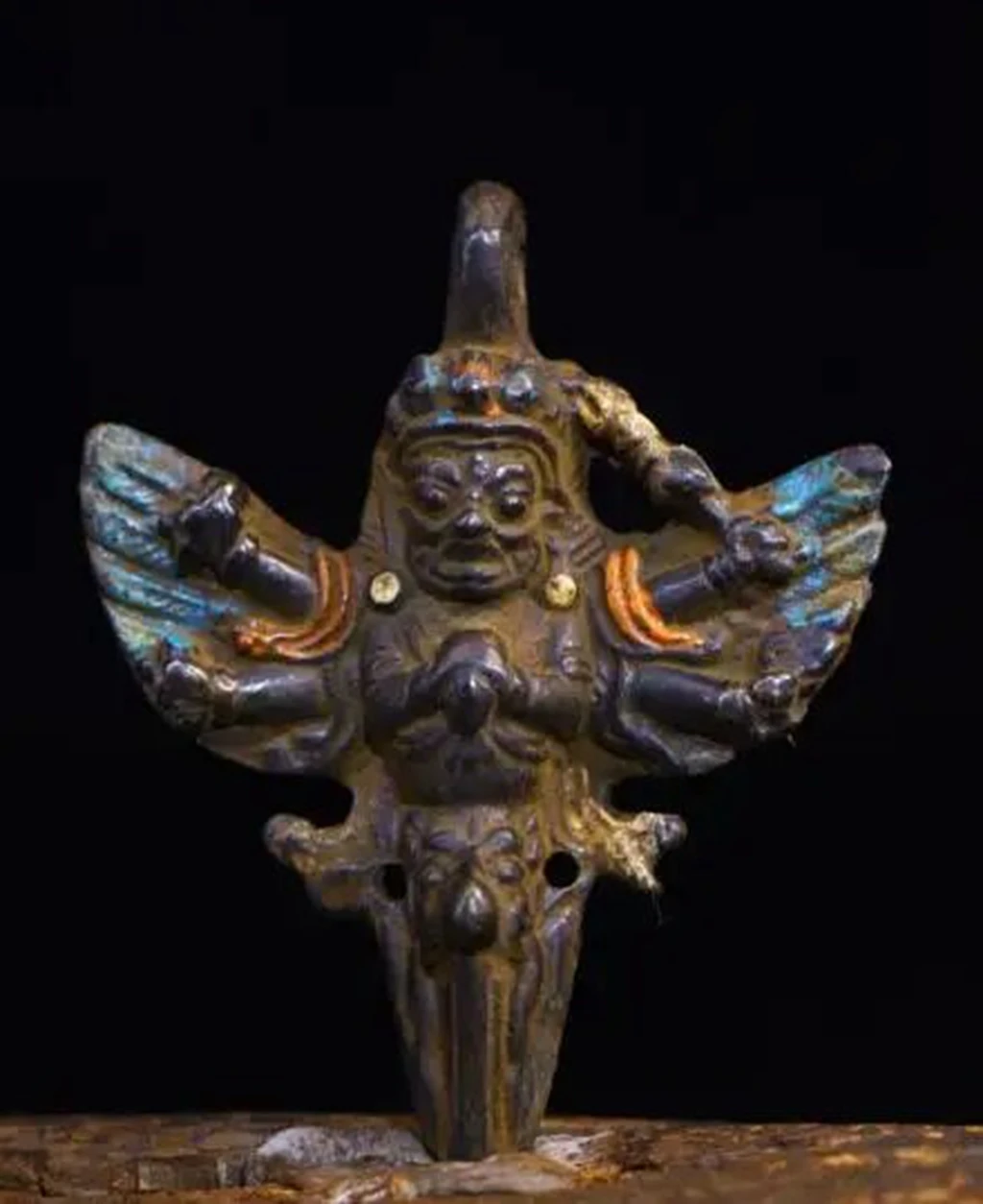 Tibet Temple Collection Old Natural meteorite Filigree mosaic gem Dzi Bead Roc garuda statue Pendant amulet Town House 
Tibet Temple Collection Old Natural meteorite Filigree mosaic gem Dzi Bead Roc garuda statue Pendant amulet Town House