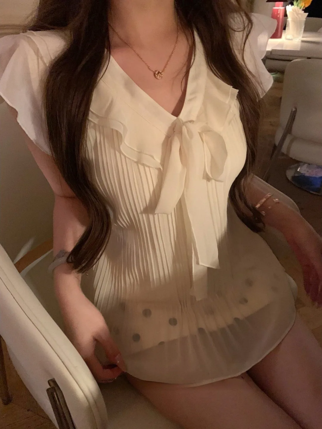 White V-Neck Puff-Sleeve Short Shirt Women's Korean Style Slimming Top Waist-Cinching Summer Fashionable Lace Trim Blouse
White V-Neck Puff-Sleeve Short Shirt Women's Korean Style Slimming Top Waist-Cinching Summer Fashionable Lace Trim Blouse
