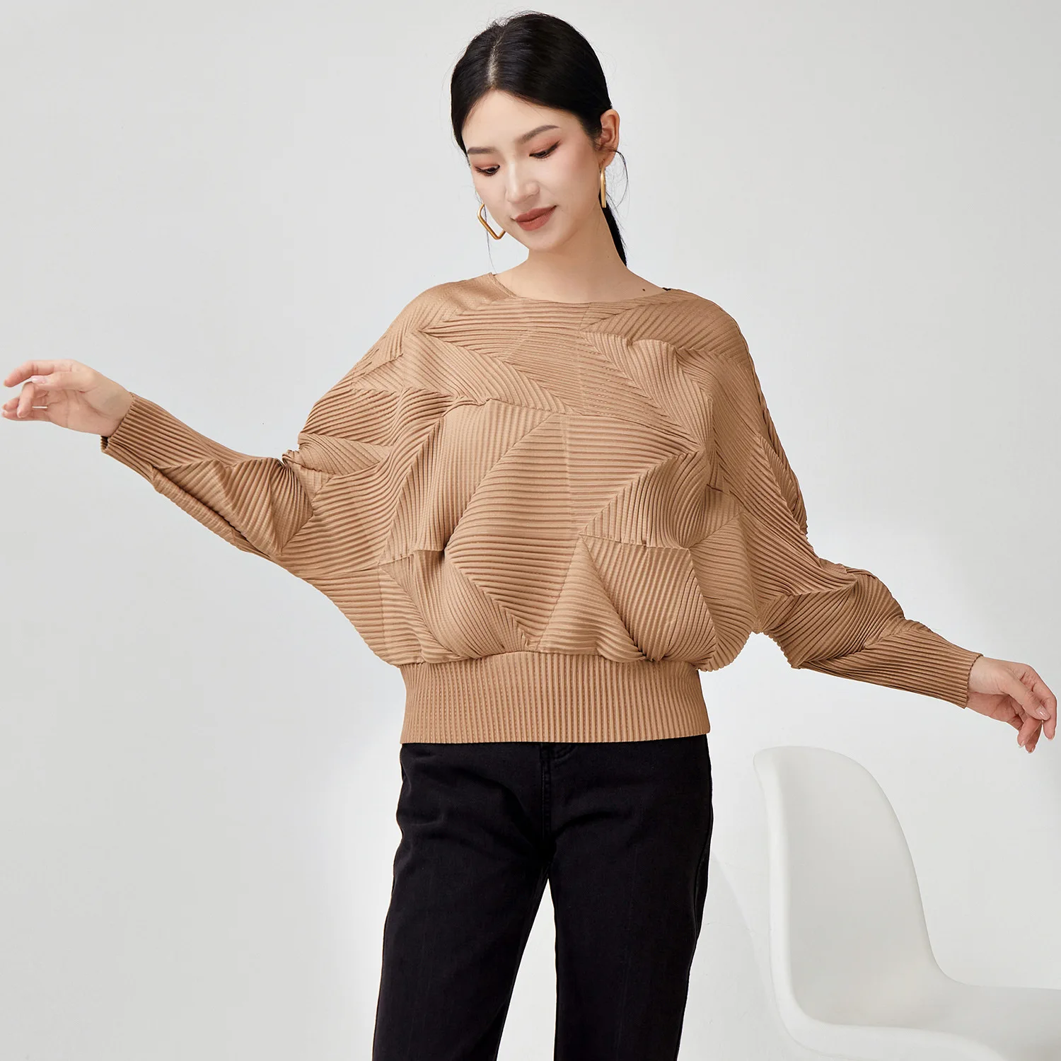 Женская футболка Miyake Fold с круглым вырезом и длинными рукавами, модный топ со сборками на талии, новинка весны 2025 года, новинка для женщин
Женская футболка Miyake Fold с круглым вырезом и длинными рукавами, модный топ со сборками на талии, новинка весны 2025 года, новинка для женщин