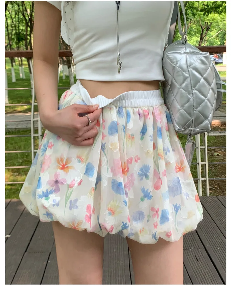 French colored ice silk bud shorts women's summer new fashion floral wear wide-leg pants high waist casual loose skirt pants.
French colored ice silk bud shorts women's summer new fashion floral wear wide-leg pants high waist casual loose skirt pants.