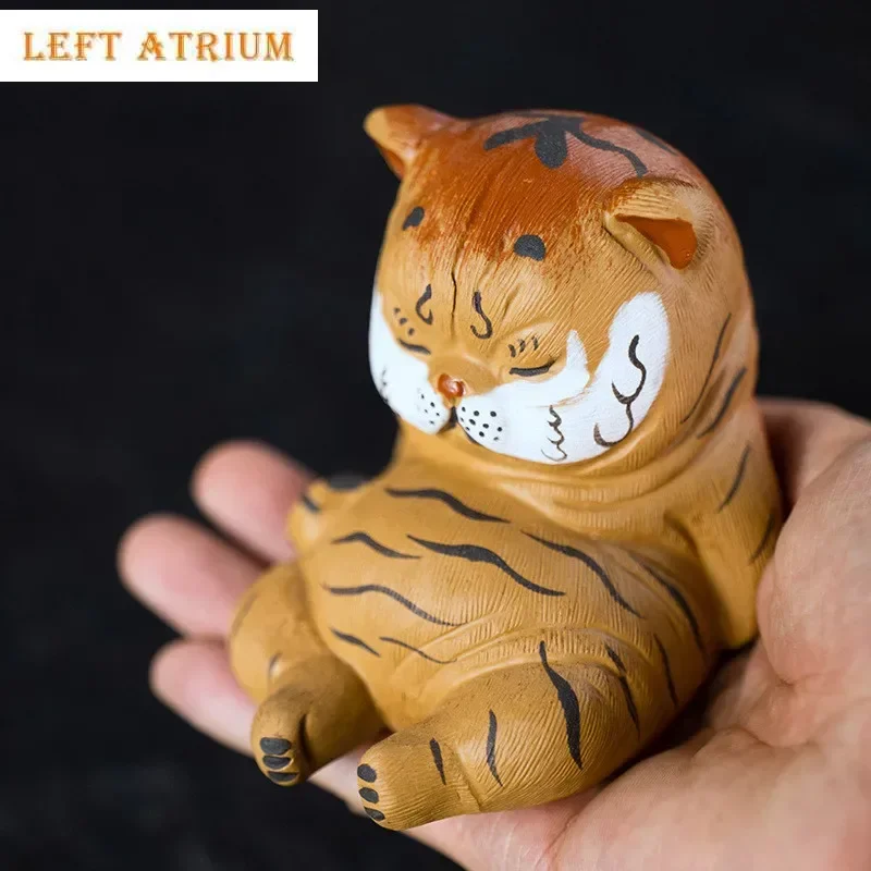Исинская скульптура ручной работы, фиолетовый глиняный чайный питомец, милая статуя тигра, фигурка счастливого чая, украшения, поделки, китайский чайный сервиз, украшение
Исинская скульптура ручной работы, фиолетовый глиняный чайный питомец, милая статуя тигра, фигурка счастливого чая, украшения, поделки, китайский чайный сервиз, украшение
