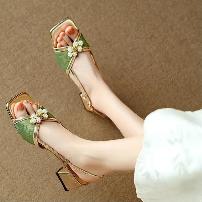 Сандалии с открытым носком в китайском стиле и пряжкой из бисера, летние сандалии в стиле ретро на толстом каблуке с ремешком
Сандалии с открытым носком в китайском стиле и пряжкой из бисера, летние сандалии в стиле ретро на толстом каблуке с ремешком