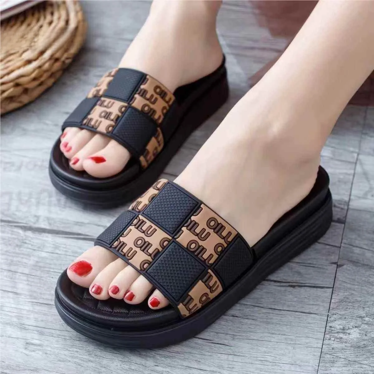 2026 New Summer Outdoor Women's Slippers Soft Bottom Washable Anti-Slip Trendy INS Slip-On Flats Comfortable Casual Slippers
2026 New Summer Outdoor Women's Slippers Soft Bottom Washable Anti-Slip Trendy INS Slip-On Flats Comfortable Casual Slippers