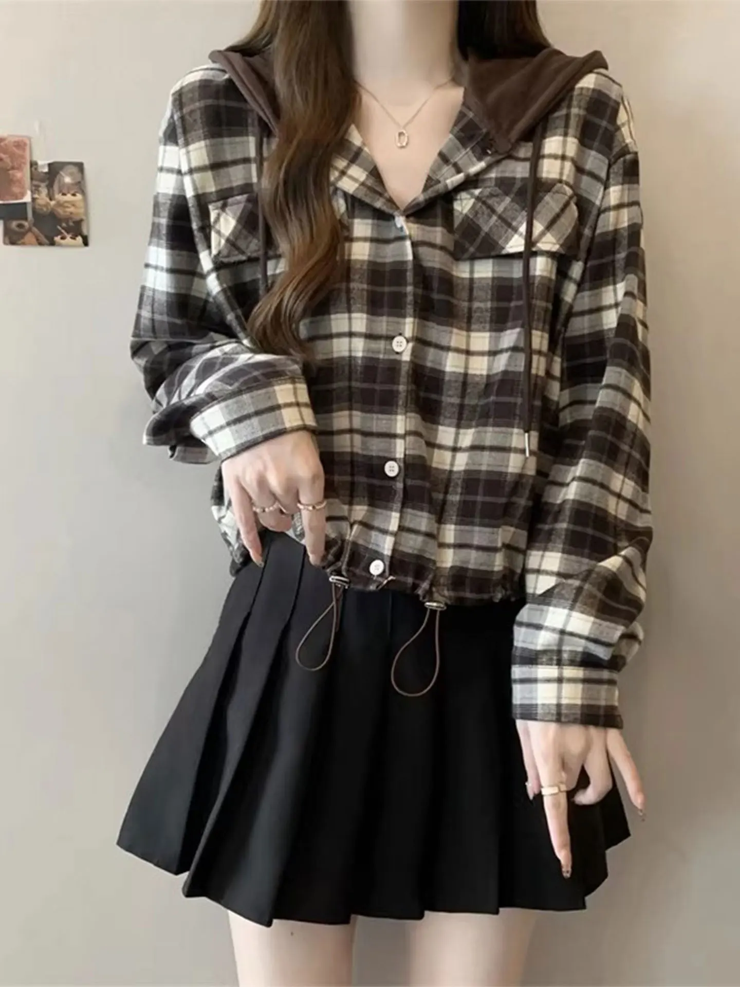 Ретро-куртка женская в клетку с капюшоном и длинными рукавами, весенняя, больших размеров, с дизайнерским акцентом, на шнурке, повседневная, свободного кроя
Ретро-куртка женская в клетку с капюшоном и длинными рукавами, весенняя, больших размеров, с дизайнерским акцентом, на шнурке, повседневная, свободного кроя