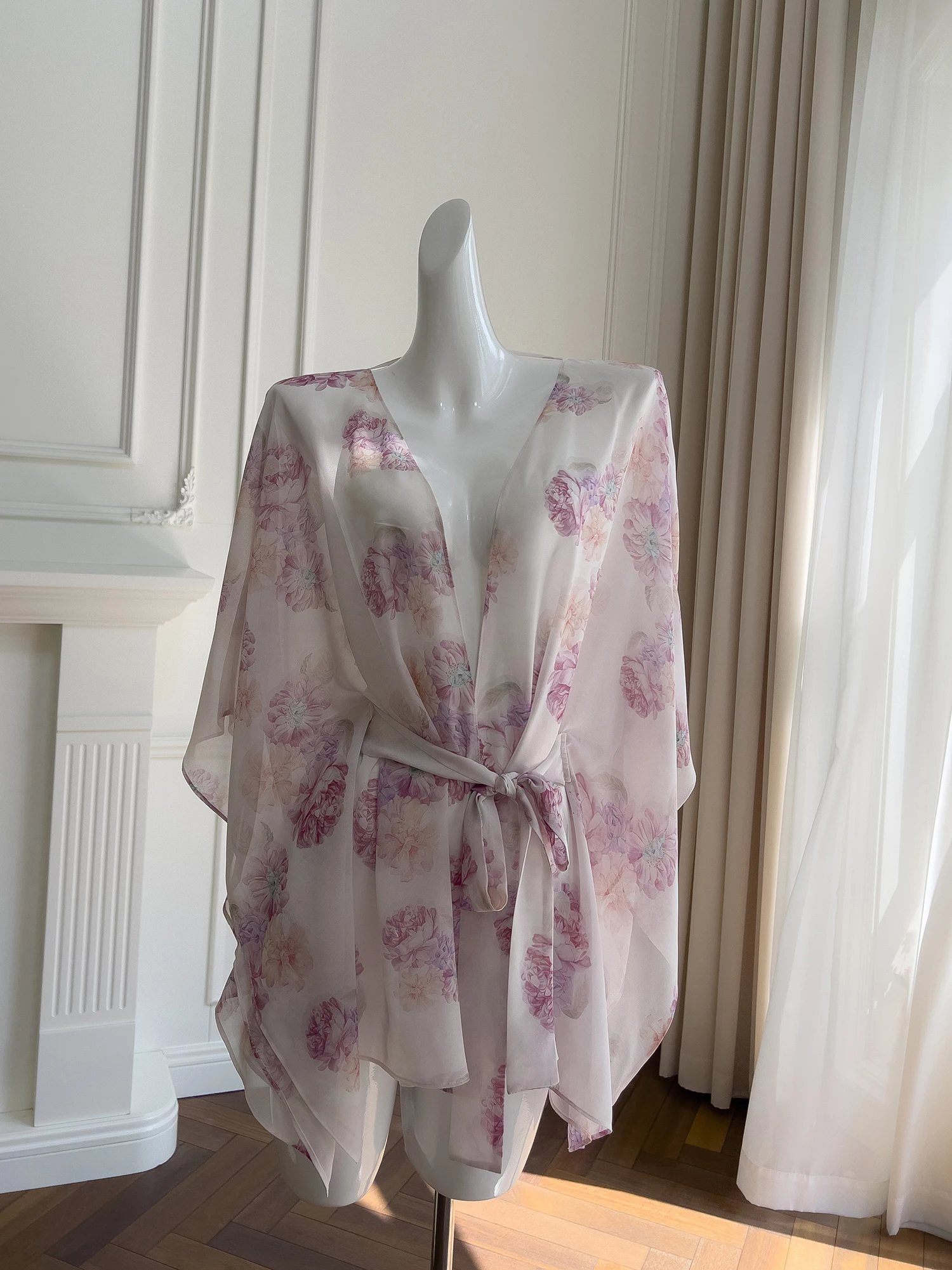 Romantic Floral Print V-Ne Tie Waist Silk Home Clothes Top Women's Loose Fit Long Sve Breathable Comfortable Gown
Romantic Floral Print V-Ne Tie Waist Silk Home Clothes Top Women's Loose Fit Long Sve Breathable Comfortable Gown