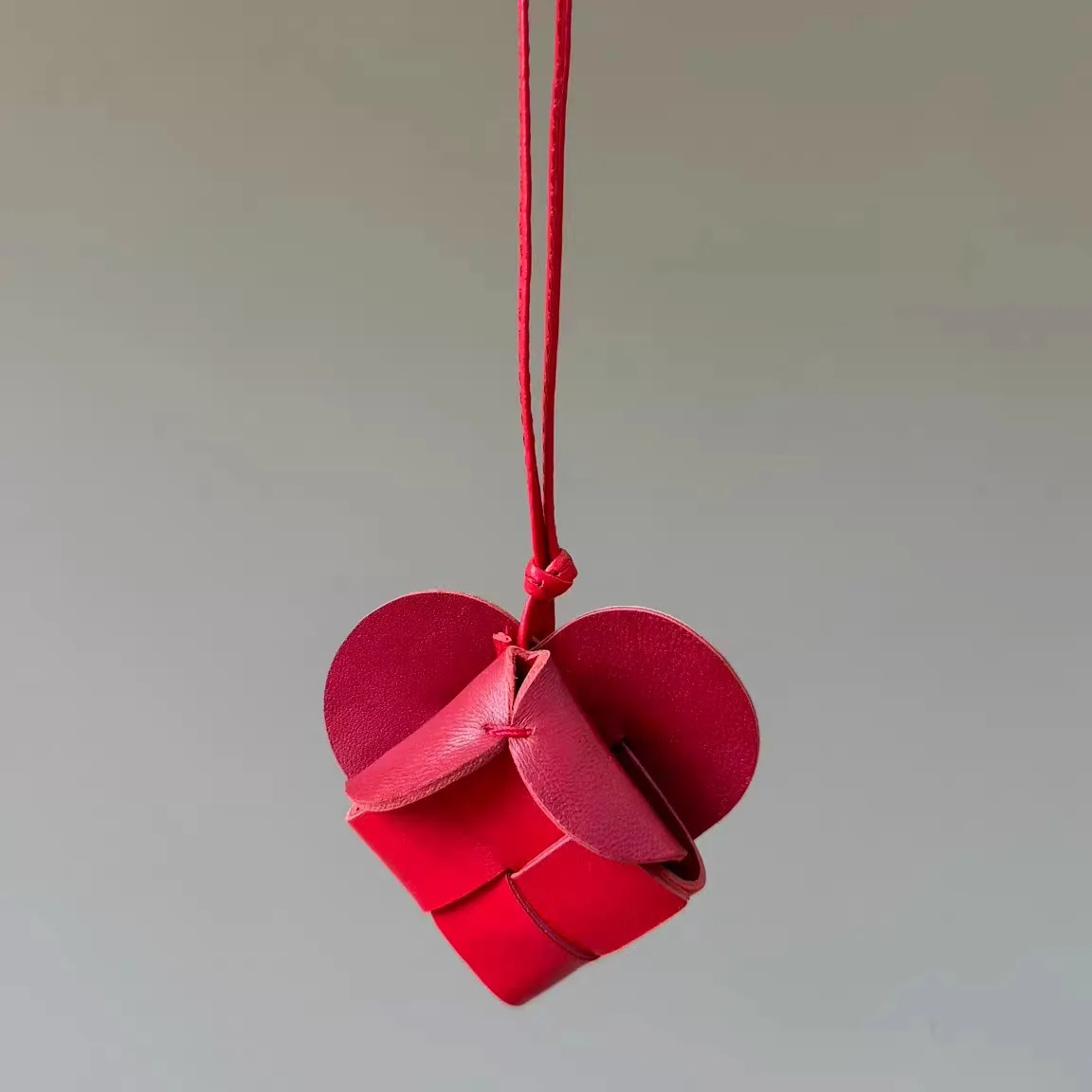 Red Heart Pendant Bag Weaving Rope Fashion Trend Decoration Keychain Bag Hanging Accessory
Red Heart Pendant Bag Weaving Rope Fashion Trend Decoration Keychain Bag Hanging Accessory