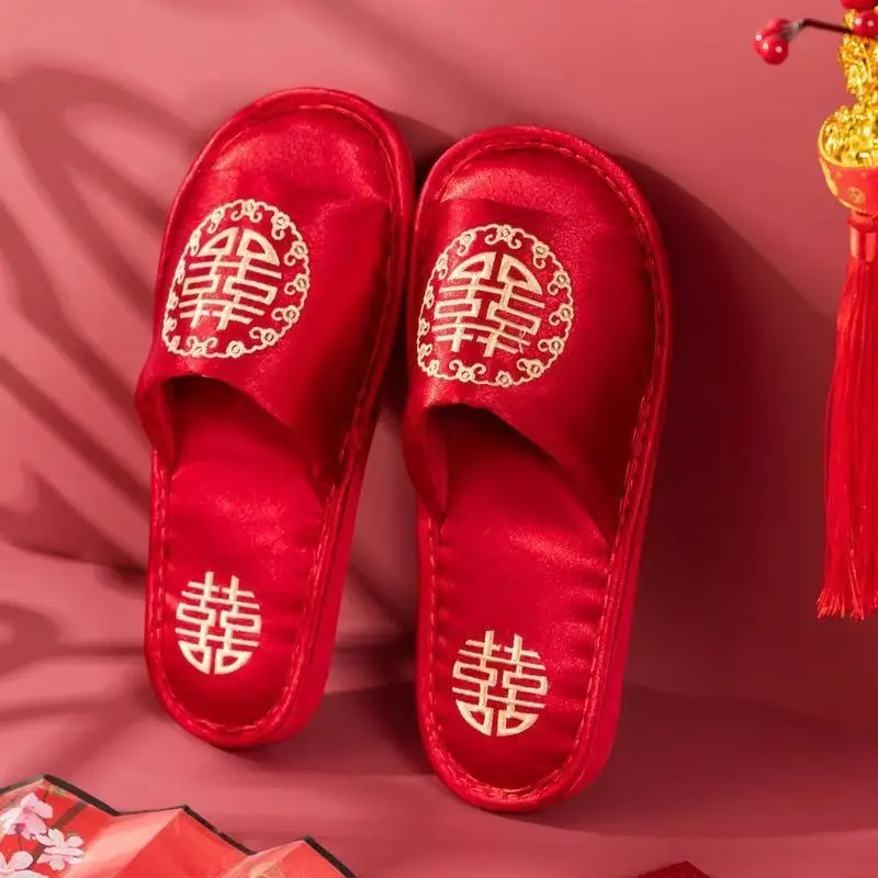Женские шелковые красные свадебные тапочки с открытым носком, мягкая подошва, нескользящие домашние тапочки с открытым носком, удобные четырехсезонные тапочки для влюбленных
Женские шелковые красные свадебные тапочки с открытым носком, мягкая подошва, нескользящие домашние тапочки с открытым носком, удобные четырехсезонные тапочки для влюбленных