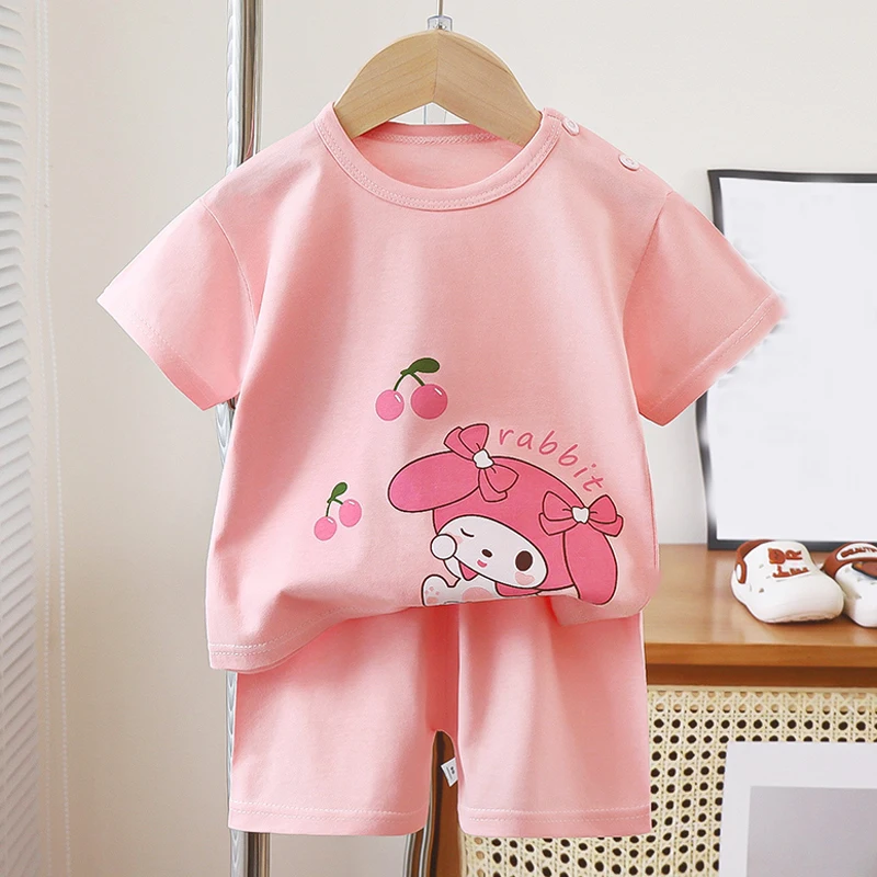 Kawaii Sanrio летний детский костюм Kuromi Cinnamoroll Hello Kitty My Melody Аниме пижамы брюки для девочек комплект одежды детская ночная рубашка
Kawaii Sanrio летний детский костюм Kuromi Cinnamoroll Hello Kitty My Melody Аниме пижамы брюки для девочек комплект одежды детская ночная рубашка