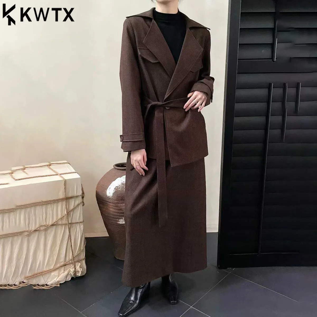 KWTX женский комплект из 2 предметов, блейзер, юбка, костюм, однотонный, элегантный, осень-зима, Новое поступление 2025, пояс с зубчатыми лацканами
KWTX женский комплект из 2 предметов, блейзер, юбка, костюм, однотонный, элегантный, осень-зима, Новое поступление 2025, пояс с зубчатыми лацканами