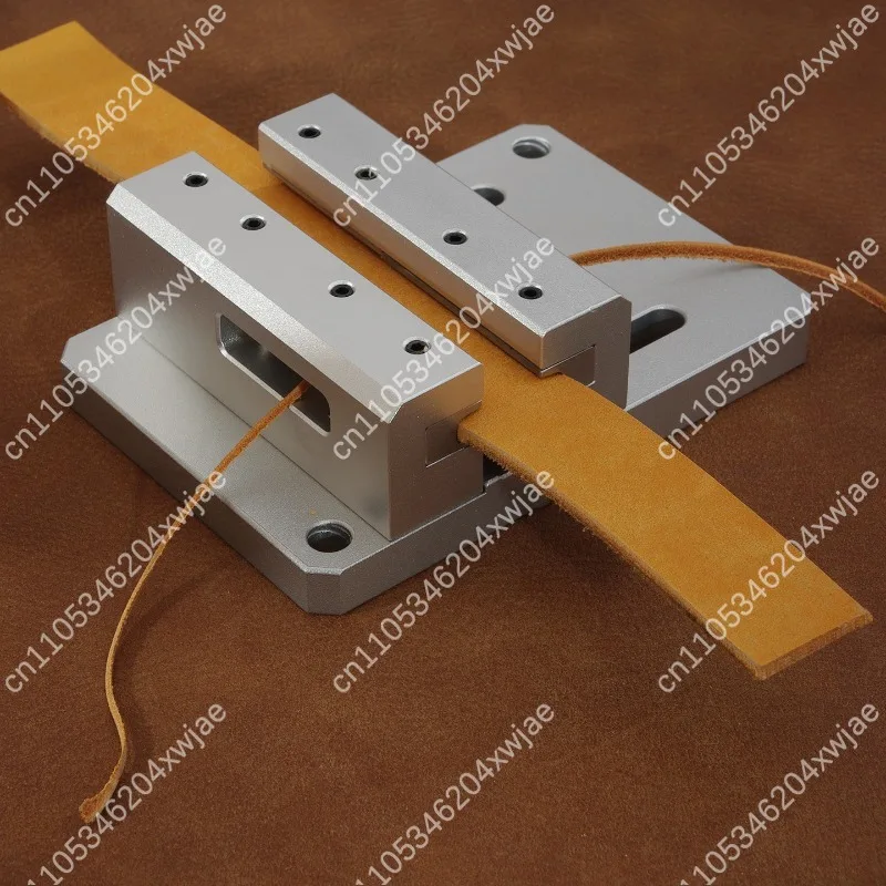 Leather Craft Tool Semi-Circular Edge Skiver Professional Belt Edge Beveler Leatherworking DIY Kit
Leather Craft Tool Semi-Circular Edge Skiver Professional Belt Edge Beveler Leatherworking DIY Kit