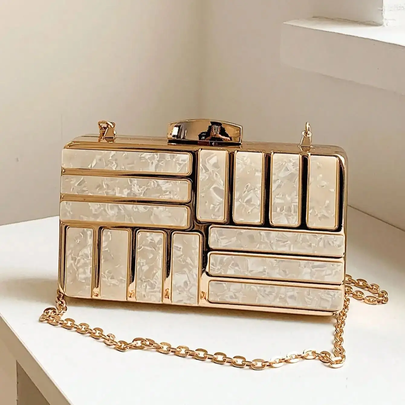 Acrylic Women Clutch Evening Bags Flap Luxury New Arrival Hollow Out Style Glitter Handbags Metal Chain Party Wedding Bridal Pro
Acrylic Women Clutch Evening Bags Flap Luxury New Arrival Hollow Out Style Glitter Handbags Metal Chain Party Wedding Bridal Pro