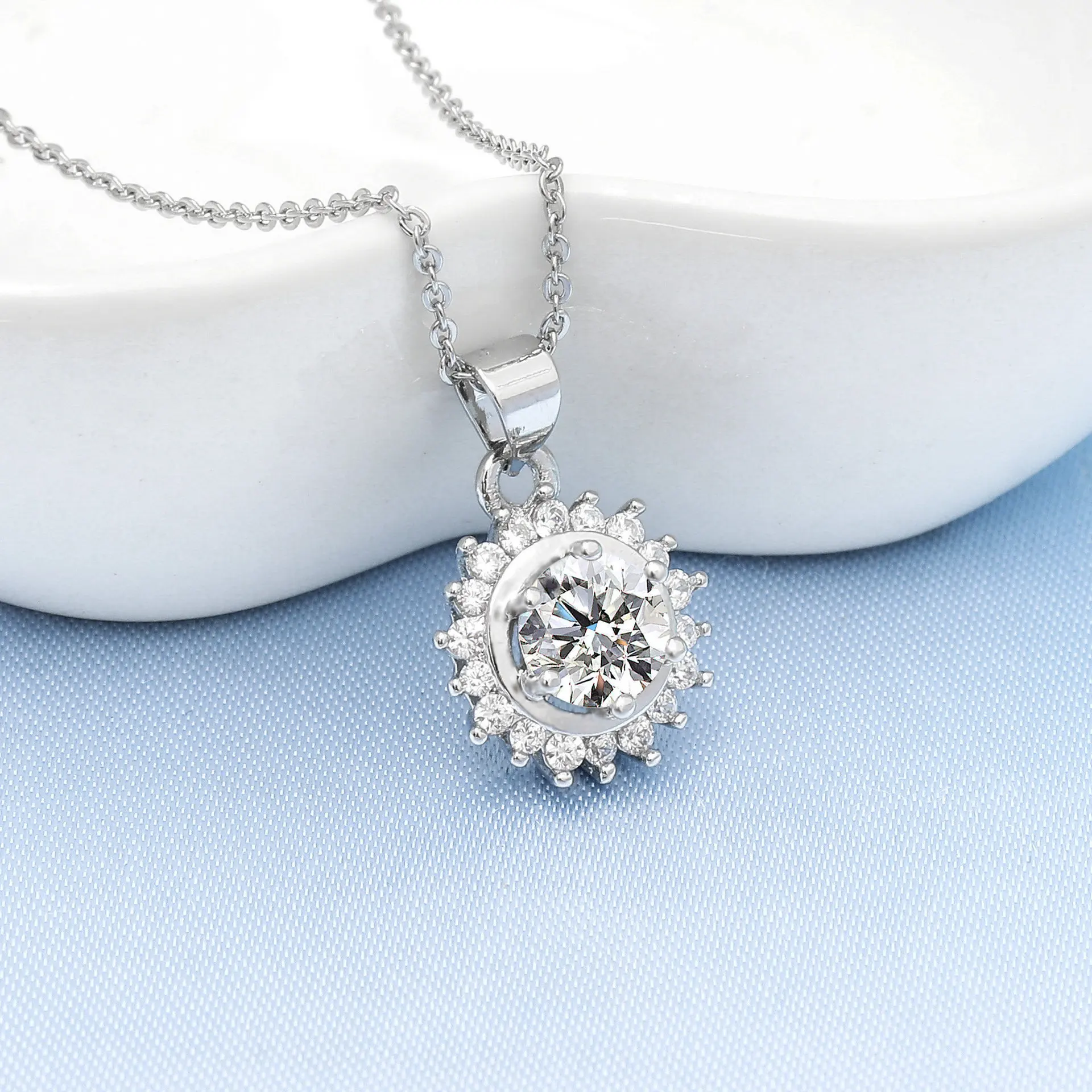Exquisite 925 sterling silver inlaid with zircon hot selling new clavicle necklace female Korean style round moissanite hollow p
Exquisite 925 sterling silver inlaid with zircon hot selling new clavicle necklace female Korean style round moissanite hollow p
