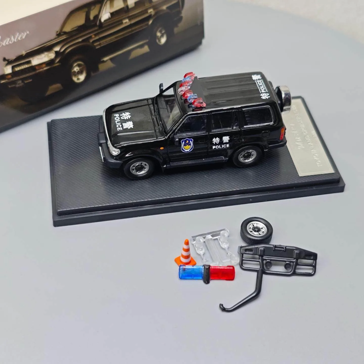 GreenLight 1:64 Toyota Land Cruiser LC80 SWAT, коллекционная модель автомобиля из литого сплава с бесплатной сумкой для аксессуаров, подарок
GreenLight 1:64 Toyota Land Cruiser LC80 SWAT, коллекционная модель автомобиля из литого сплава с бесплатной сумкой для аксессуаров, подарок