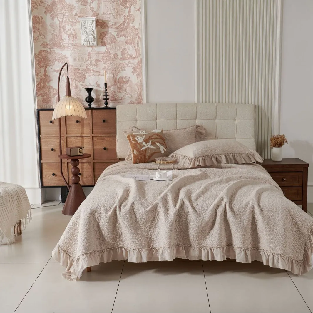 Vintage Style Luxury Embroidered Olive Leaf Quilt Set - 100% Cotton Summer Lightweight Bedspread Coverlet with Scalloped Edge
Vintage Style Luxury Embroidered Olive Leaf Quilt Set - 100% Cotton Summer Lightweight Bedspread Coverlet with Scalloped Edge