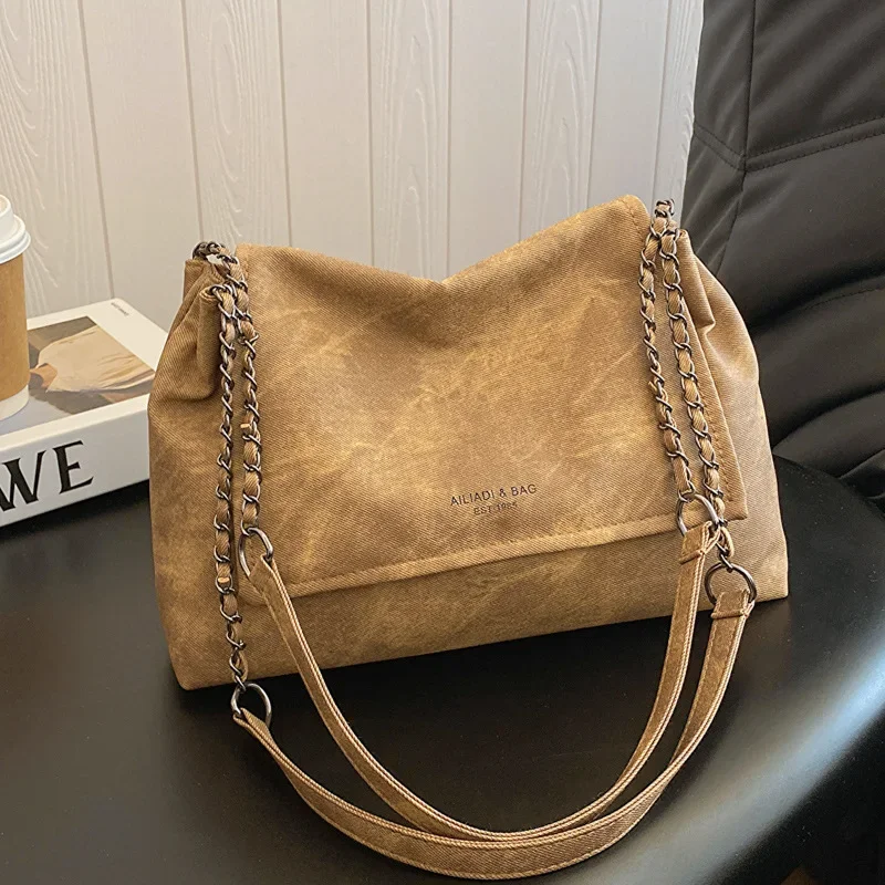 Simple and fashionable chain with simple texture, shoulder bag, versatile ins messenger bag, small square bag.
Simple and fashionable chain with simple texture, shoulder bag, versatile ins messenger bag, small square bag.