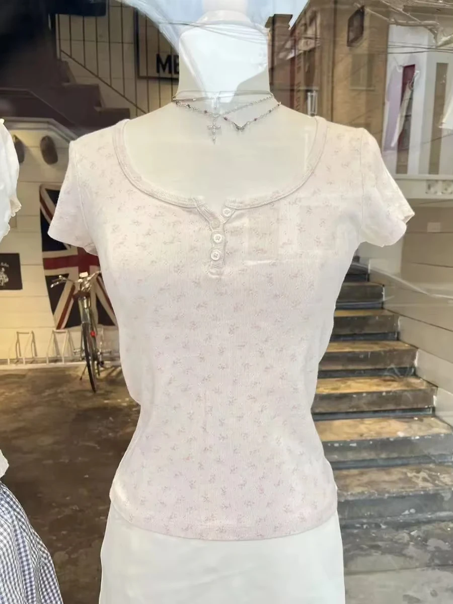 Pink Floral Eyelet Three Buttons T-shirts Women Summer New O-neck Slim Short Sleeve Tees Sweet Cute Preppy Style Crop Tops Y2K
Pink Floral Eyelet Three Buttons T-shirts Women Summer New O-neck Slim Short Sleeve Tees Sweet Cute Preppy Style Crop Tops Y2K