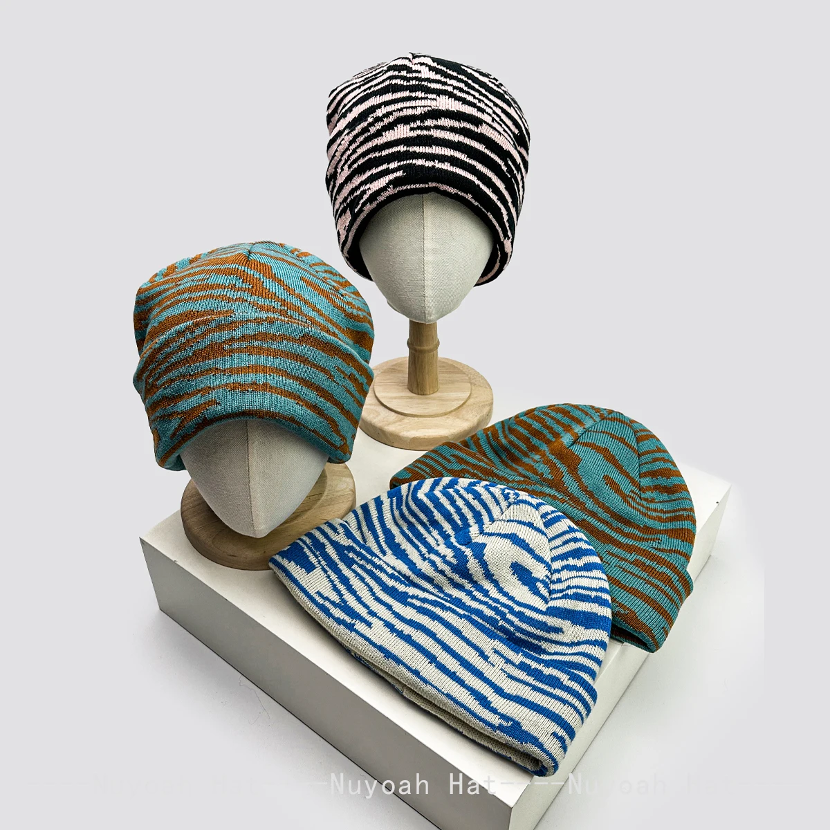 New Men Women Color Block Irregular Stripes Knitted Hats Warm Personal Fashion Street Beanies Simple Versatile Casual Korean ins
New Men Women Color Block Irregular Stripes Knitted Hats Warm Personal Fashion Street Beanies Simple Versatile Casual Korean ins