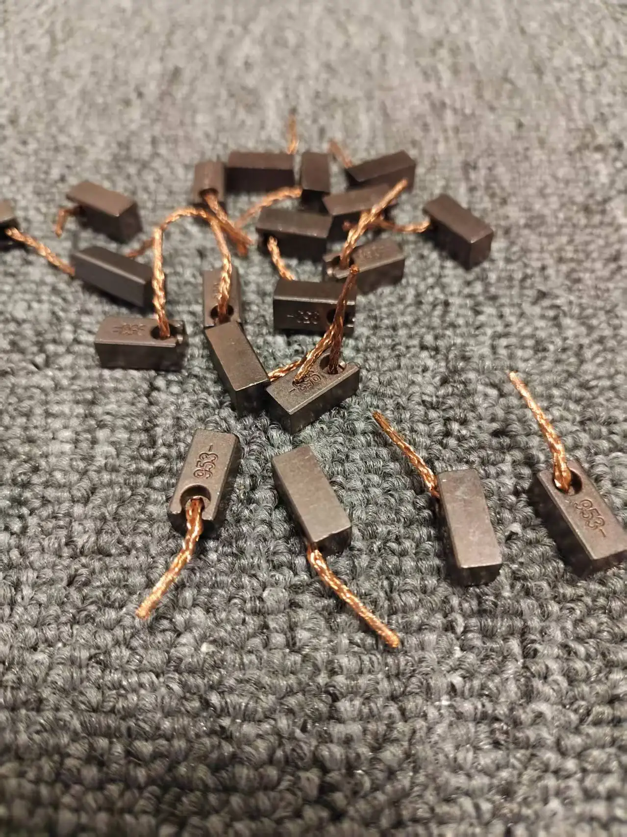 10 шт., угольные щетки для генератора автомобилей и мотоциклов, угольные щетки для двигателя радиатора автомобиля 6X7X15 мм, вентилятор с медными угольными щетками
10 шт., угольные щетки для генератора автомобилей и мотоциклов, угольные щетки для двигателя радиатора автомобиля 6X7X15 мм, вентилятор с медными угольными щетками