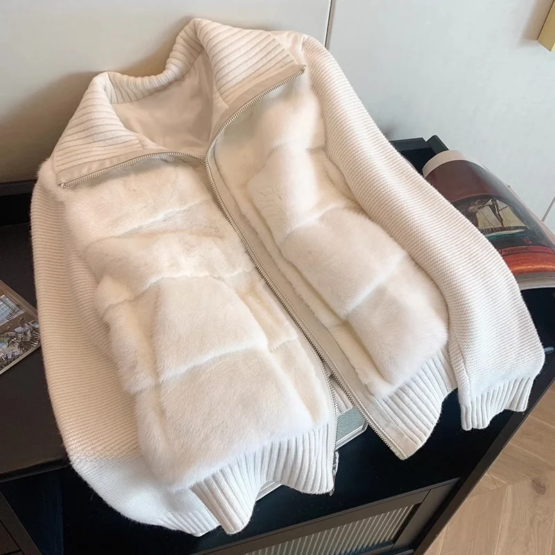 Женское зимнее пальто, новинка 2025 года, модная лоскутная вязаная куртка из искусственного меха норки, женская короткая стильная теплая верхняя одежда с хлопковой подкладкой
Женское зимнее пальто, новинка 2025 года, модная лоскутная вязаная куртка из искусственного меха норки, женская короткая стильная теплая верхняя одежда с хлопковой подкладкой