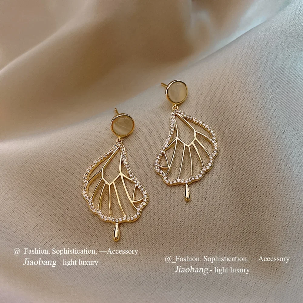 Diamond-set Opal Tree Leaf Earrings, Silver Needles, High-end Retro Earrings, Simple Temperament Earrings.
Diamond-set Opal Tree Leaf Earrings, Silver Needles, High-end Retro Earrings, Simple Temperament Earrings.