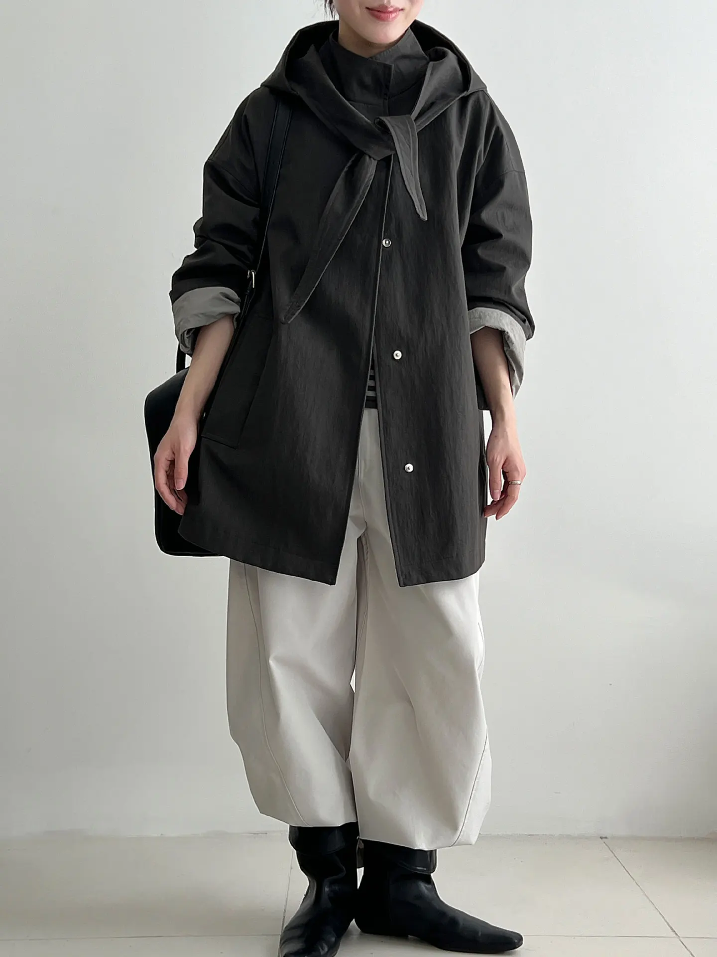 SuperAen Spring 2025 New Women Asymmetrical Personality Suits Solid Color Oversize Design V-neck Casual Loose Blazer
SuperAen Spring 2025 New Women Asymmetrical Personality Suits Solid Color Oversize Design V-neck Casual Loose Blazer