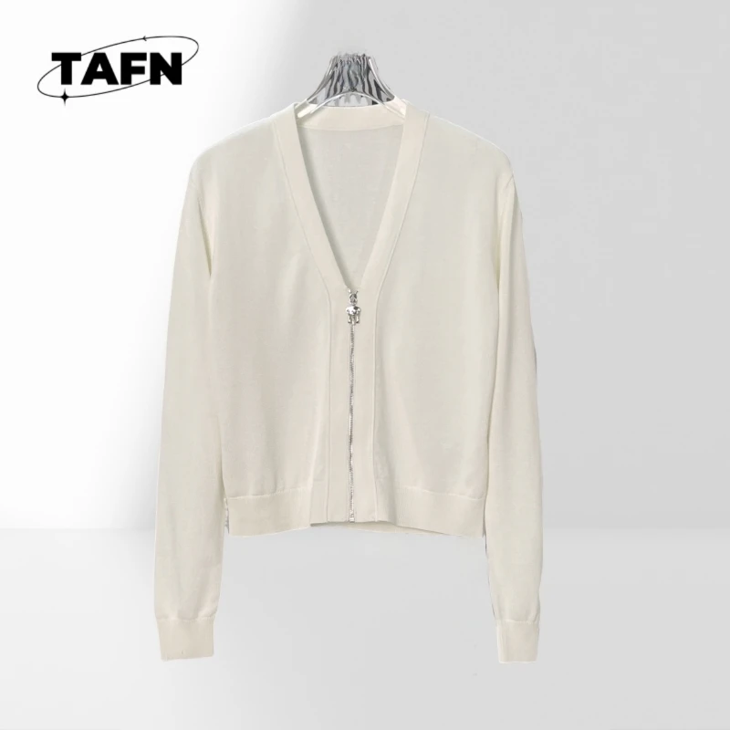 Sweater Cardigan Advanced Texture Trendy Premium Vintage Cashmere Cardigan – Cozy and Elegant for Casual Occasions AE0220
Sweater Cardigan Advanced Texture Trendy Premium Vintage Cashmere Cardigan – Cozy and Elegant for Casual Occasions AE0220