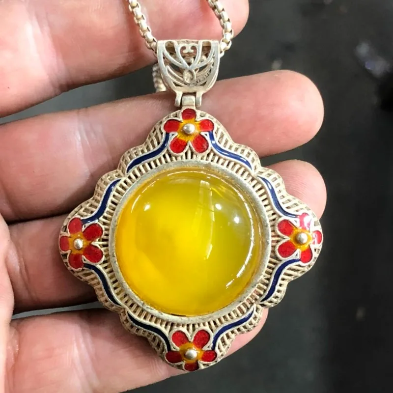 Vintage Qianlong Dynasty Style Copper Pendant With Yellow Beads, Antique Collectible Craft Jewelry
Vintage Qianlong Dynasty Style Copper Pendant With Yellow Beads, Antique Collectible Craft Jewelry