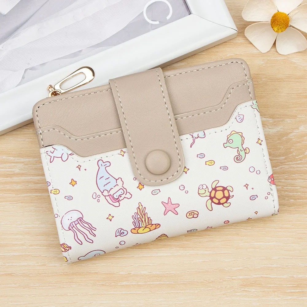 Trendy Short Snap Button Cute Print Wallet 7 Card Slots Compact Coin Purse Zipper Closure Large Capacity Card Organizer Students
Trendy Short Snap Button Cute Print Wallet 7 Card Slots Compact Coin Purse Zipper Closure Large Capacity Card Organizer Students