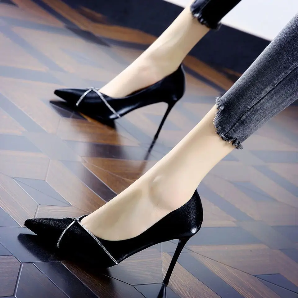 2025 spring and autumn new temperament rhindiamonds satin pointy high heels pointy thin heels banquet dress single women shoes
2025 spring and autumn new temperament rhindiamonds satin pointy high heels pointy thin heels banquet dress single women shoes
