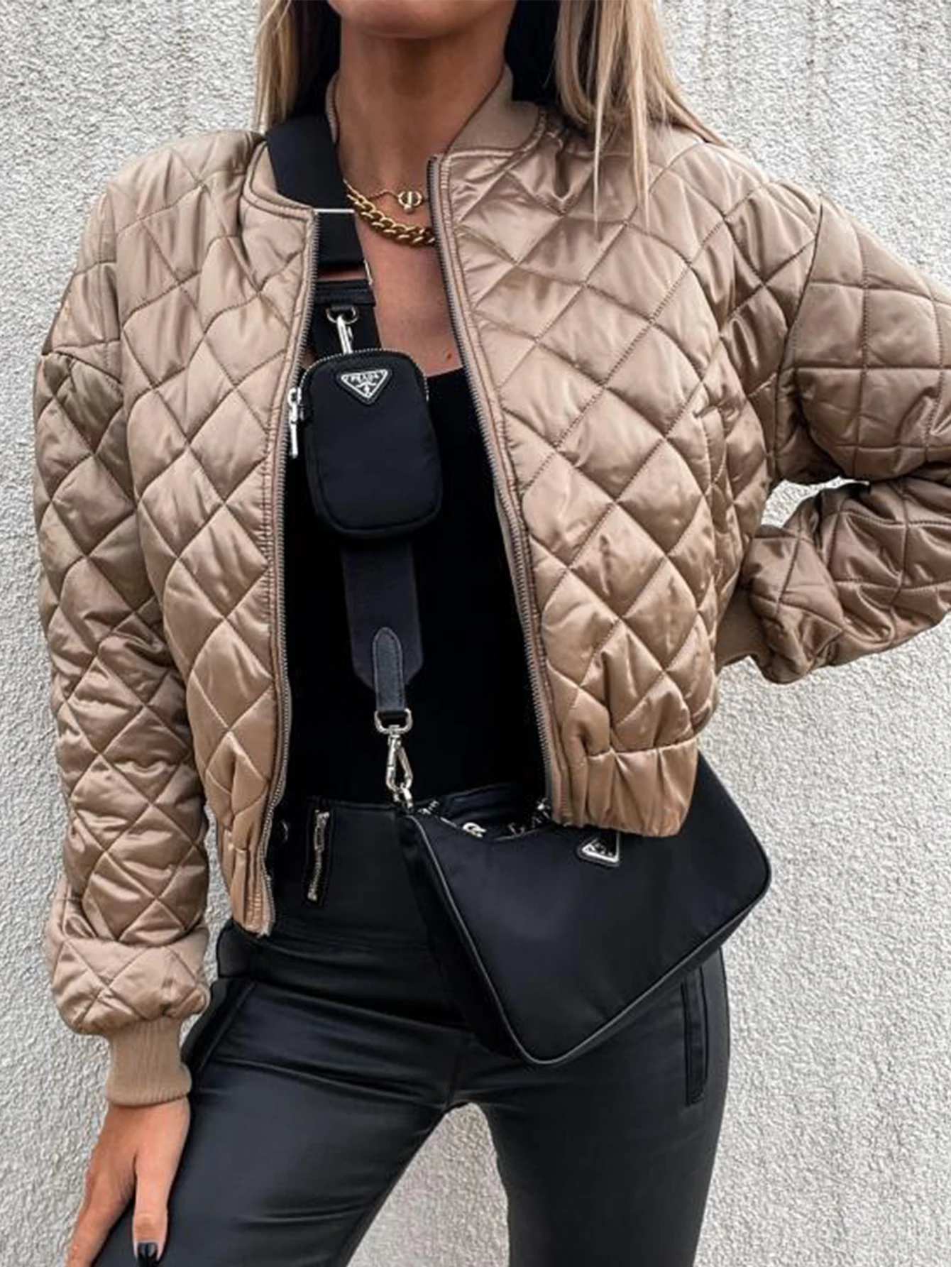 Женское минималистичное однотонное пуховое пальто с длинным рукавом и бейсбольным воротником, повседневная модная верхняя одежда обычного кроя на осень-зиму
Женское минималистичное однотонное пуховое пальто с длинным рукавом и бейсбольным воротником, повседневная модная верхняя одежда обычного кроя на осень-зиму