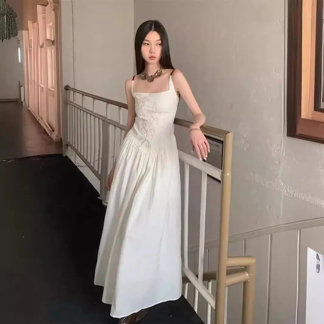 Summer New Chinese Style Embroidered Cotton Long Backless Slimming Strap Holiday Dress Women High Waist A-Line Gown Retro
Summer New Chinese Style Embroidered Cotton Long Backless Slimming Strap Holiday Dress Women High Waist A-Line Gown Retro