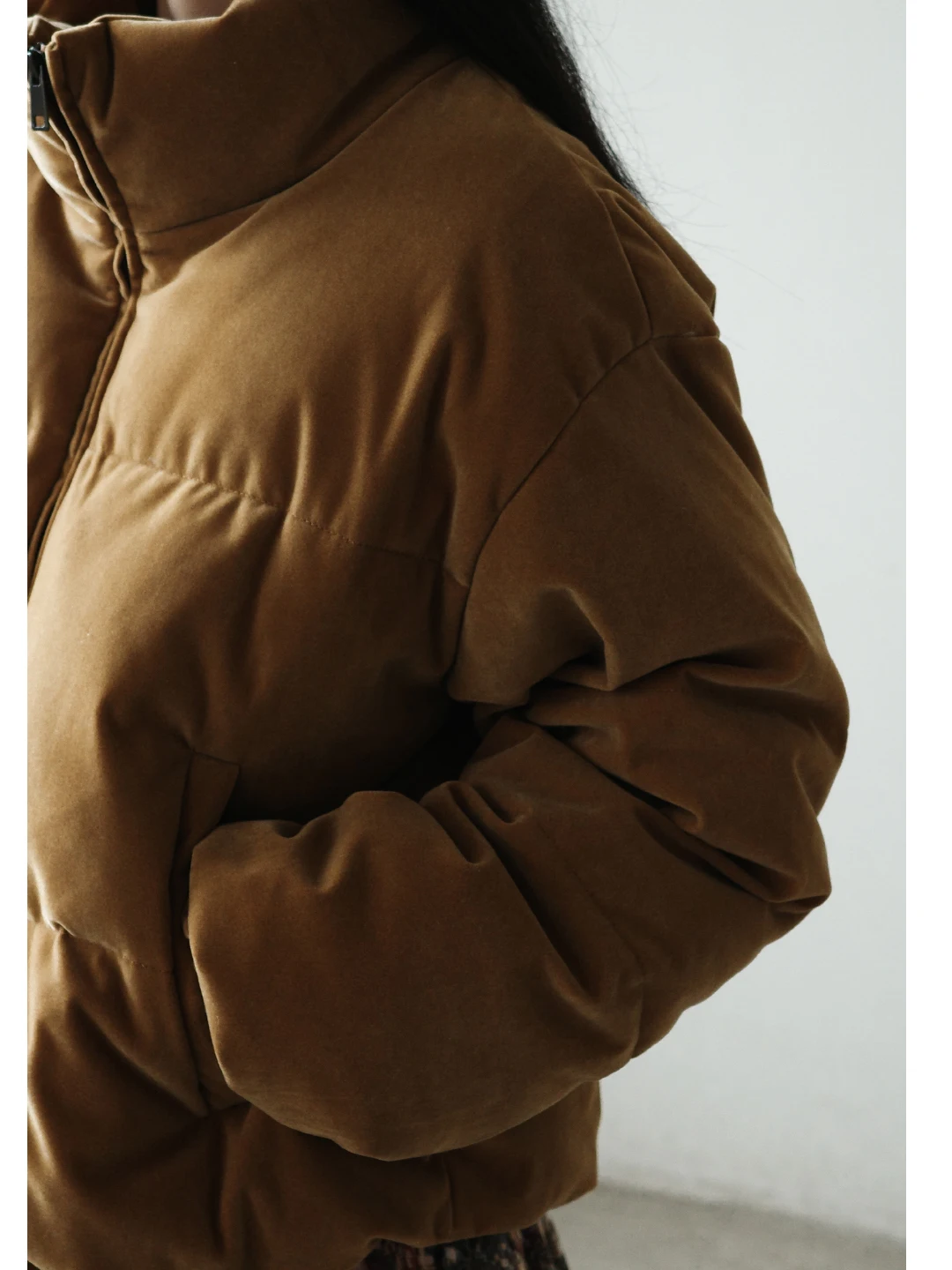 Женская укороченная куртка-пуховик с 90% белым гусиным пухом, вельветовым воротником-стойкой, на шнурке, для невысоких, теплая, Cleanfit Sle
Женская укороченная куртка-пуховик с 90% белым гусиным пухом, вельветовым воротником-стойкой, на шнурке, для невысоких, теплая, Cleanfit Sle