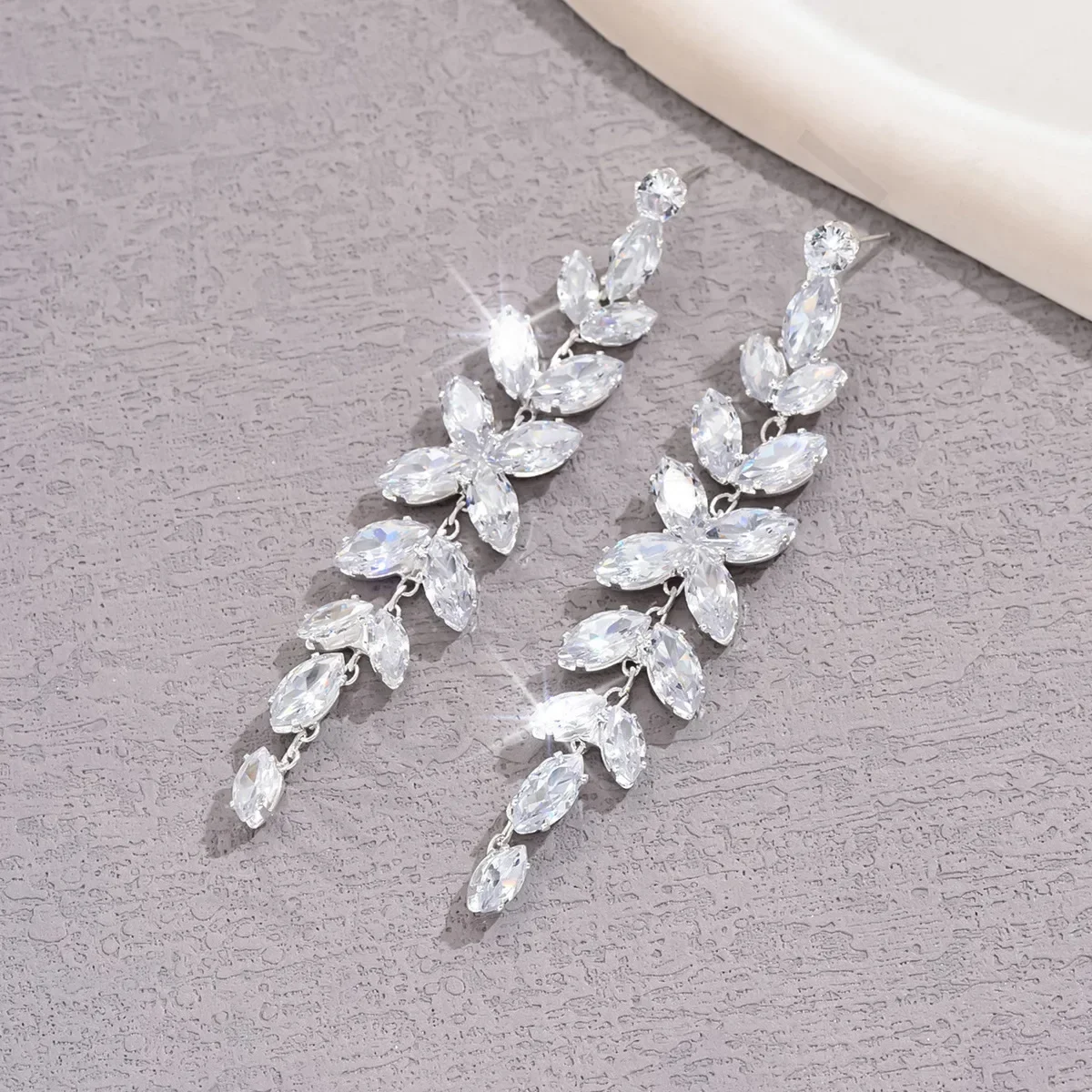 Popular Long Tassel Color Diamond Earrings for Women Alloy Diamond Leaf Stud Earrings Fashion Temperament Girls Earrings
Popular Long Tassel Color Diamond Earrings for Women Alloy Diamond Leaf Stud Earrings Fashion Temperament Girls Earrings