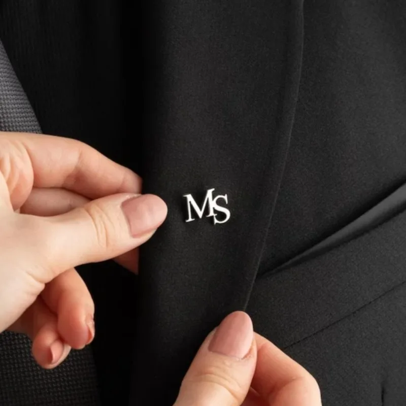 Custom Logo Personalized Initials Jacket Lapel Pin Unique Letter Men's Stainless Steel Label Brooch Wedding Best Man Jewelry
Custom Logo Personalized Initials Jacket Lapel Pin Unique Letter Men's Stainless Steel Label Brooch Wedding Best Man Jewelry