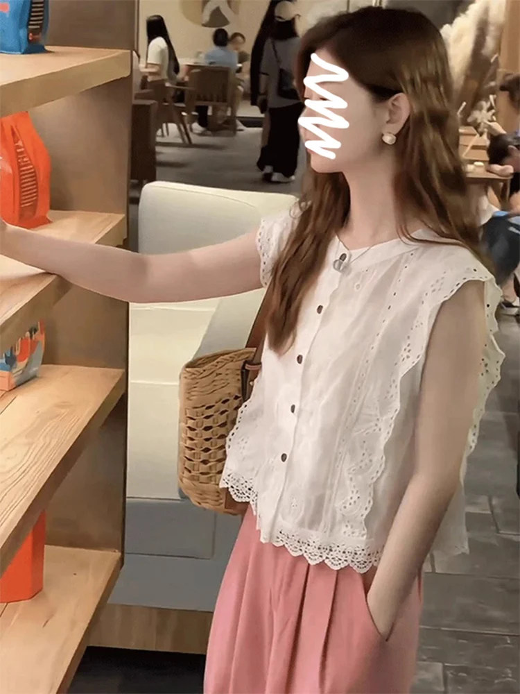 Women's Summer Casual Hollow out Lace Trim Sleeveless Shirt Breathable Loose Fit round Neck Top Fashionable Ageless Style
Women's Summer Casual Hollow out Lace Trim Sleeveless Shirt Breathable Loose Fit round Neck Top Fashionable Ageless Style
