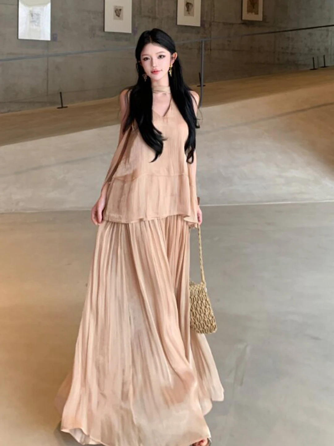 Elegant V-Neck Top And High Waist Skirt Two-Piece Set Comfortable Mid-Summer Outfit French Style Slim Fit Cotton Material
Elegant V-Neck Top And High Waist Skirt Two-Piece Set Comfortable Mid-Summer Outfit French Style Slim Fit Cotton Material