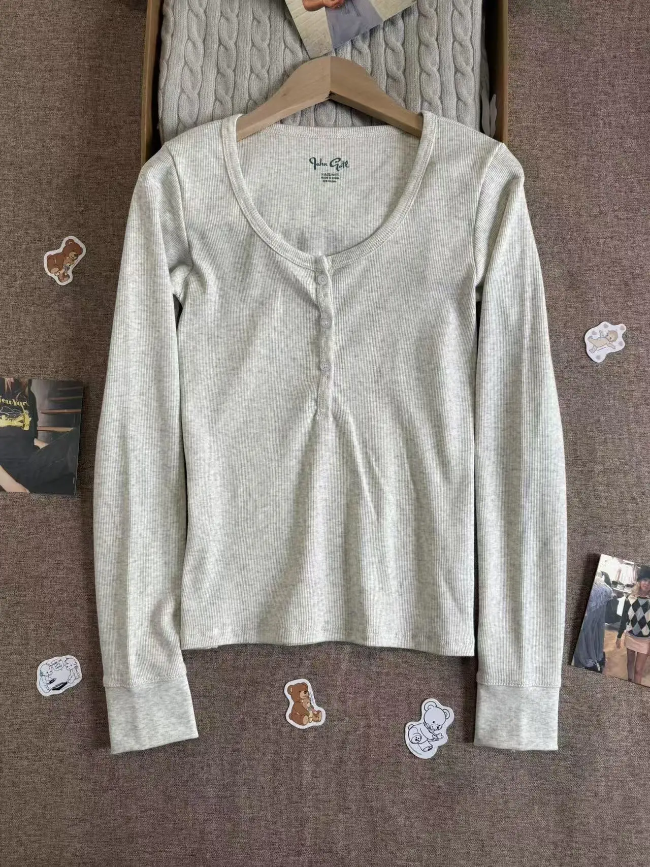 Светло-серая футболка в рубчик с длинными рукавами, женская осенняя хлопковая футболка с шестью пуговицами, повседневные лоскутные тонкие футболки, милые шикарные простые топы Y2K, новинка
Светло-серая футболка в рубчик с длинными рукавами, женская осенняя хлопковая футболка с шестью пуговицами, повседневные лоскутные тонкие футболки, милые шикарные простые топы Y2K, новинка