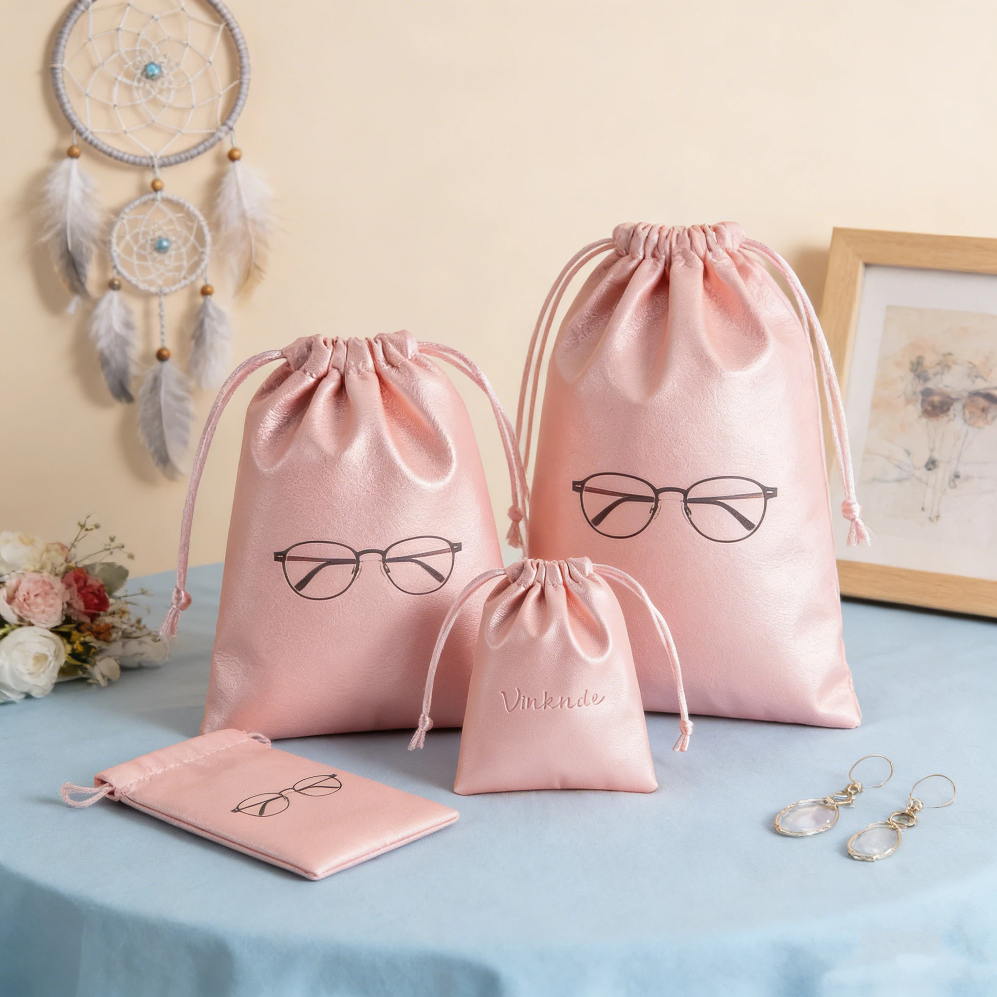 Мешочек из искусственной кожи 4x6 дюймов на завязках с индивидуальным логотипом, водонепроницаемый, для косметики, часов, наушников, ювелирных изделий, свадебных подарков, серег
Мешочек из искусственной кожи 4x6 дюймов на завязках с индивидуальным логотипом, водонепроницаемый, для косметики, часов, наушников, ювелирных изделий, свадебных подарков, серег