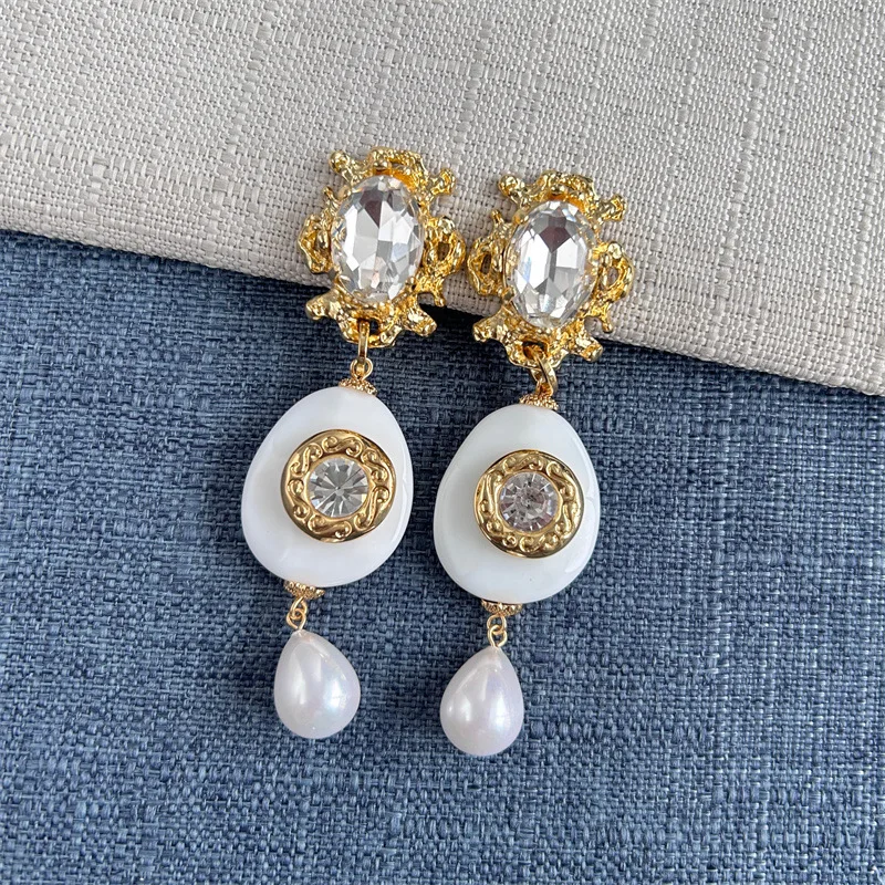 Fashion Jewelry Vintage High-End Rhinestone Snow White Glass Pearl Long Earring Clip or Stud for Women
Fashion Jewelry Vintage High-End Rhinestone Snow White Glass Pearl Long Earring Clip or Stud for Women
